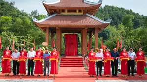 Lãnh đạo Báo Nhân Dân và tỉnh Thái Nguyên cắt băng khánh thành Nhà bia di tích tại xã Quy Kỳ, huyện Định Hóa, tỉnh Thái Nguyên.