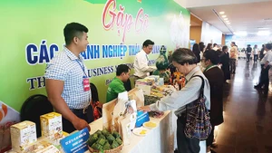 Giới thiệu một số sản phẩm địa phương tại buổi gặp gỡ doanh nghiệp hai nước.