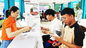 Doanh nghiệp tham gia tuyển dụng tại ngày hội việc làm.