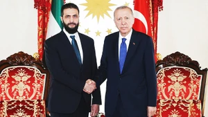 Hai nhà lãnh đạo Syria (trái) và Thổ Nhĩ Kỳ gặp gỡ tại Istanbul. Ảnh: CNN