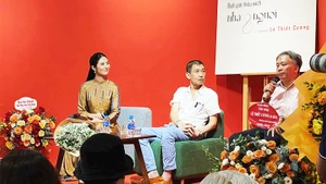 Họa sĩ Lê Thiết Cương (giữa) tại cuộc ra mắt sách.