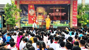Học sinh xem các nghệ sĩ Nhà hát Nguyễn Hiển Dĩnh biểu diễn trích đoạn tuồng.