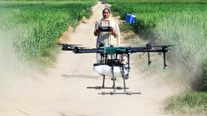 Một nữ phi công điều khiển drone từ xa. Ảnh: REUTERS