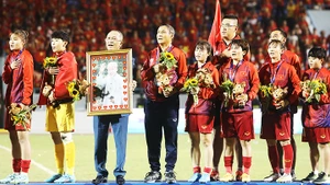 Hình ảnh Bác Hồ luôn xuất hiện trang trọng trong những khoảnh khắc lịch sử của thể thao nước nhà. Ảnh: K.MINH