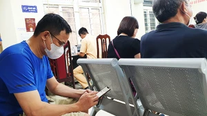 Khi tham gia đấu giá, điện thoại hoặc máy tính phải có wifi đường truyền tốt. Ảnh: SONG ANH