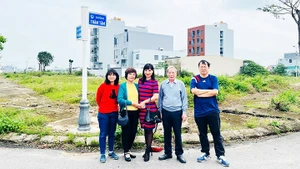 Gia đình ông Nguyễn Tuấn Khoa - con trai của nhà thơ Thâm Tâm tại đường Thâm Tâm. Ảnh: GIA ĐÌNH CUNG CẤP