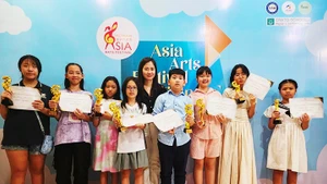 Họa sĩ Nguyễn Ký (thứ 5 từ trái sang) cùng các học sinh vẽ tham gia Festival Nghệ thuật châu Á tháng 7/2024.