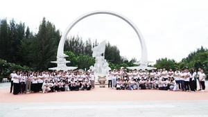 Các thanh niên, thiếu niên kiều bào thăm và dâng hương tại Khu tưởng niệm chiến sĩ Gạc Ma.