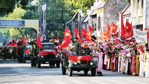 Màn tái hiện đoàn quân trở về giải phóng Thủ đô trong “Ngày hội Văn hóa vì Hòa bình”.