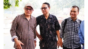 Nhà thơ Mai Quỳnh Nam (bên trái) cùng đồng nghiệp trong một sự kiện văn nghệ. Ảnh: ANH QUÂN