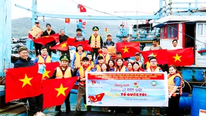 Quận Đoàn - Hội Liên hiệp Thanh niên quận Thanh Khê trao tặng cờ Tổ quốc cho ngư dân.