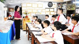 Cô giáo Đào Thị Nhung tận tình chỉ dạy học sinh từ con chữ đến lời ăn tiếng nói.