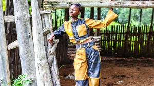 Thiết kế được kết hợp từ vải đã qua sử dụng. Ảnh: KEVIN MBURU & ASANDE MAOGA