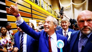 Lãnh đạo đảng Cải cách Vương quốc Anh Nigel Farage vui mừng khi giành thắng lợi lớn. Ảnh: CNN