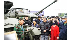 Háo hức nghe giới thiệu về xe tăng.