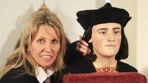 Bà Philippa Langley bên bức tượng Vua Richard III. Ảnh: THE TIMES
