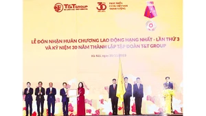 Bà Võ Thị Ánh Xuân, Ủy viên Ban Chấp hành Trung ương Đảng, Phó Chủ tịch nước CHXHCN Việt Nam thay mặt lãnh đạo Đảng, Nhà nước trao tặng Huân chương Lao động hạng nhất cho Tập đoàn T&T Group.