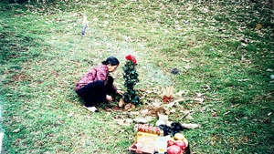 Bà Phạm Thị An lên Cao Bằng thăm mộ chồng - nhà thơ, nhà báo, liệt sĩ Thâm Tâm (1917-1950).