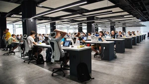Ngày càng nhiều người lao động làm việc trên nền tảng số. Ảnh: GETTYIMAGES