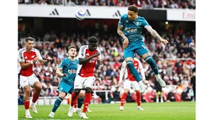 Arsenal (quần trắng) liên tục để thua từ tình huống cố định, thứ vốn là vũ khí lợi hại nhất của họ.