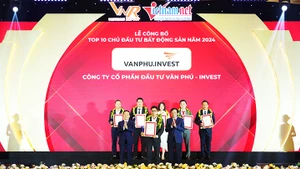 Đại diện Văn Phú - Invest nhận chứng nhận Tốp 10 chủ đầu tư BĐS năm 2024.