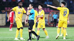 V.League giai đoạn cuối thường có những trận "kịch tính" của nhóm trụ hạng. Ảnh: LÊ MINH