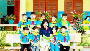 Cô và trò cùng hứng thú với những trang sách tiếng Anh.