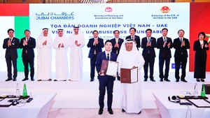 Ông Đỗ Vinh Quang, Phó Chủ tịch Hội đồng quản trị T&T Group (bên trái) và ông Khaled Alshamsi, Chủ tịch Golden Nile trao biên bản ghi nhớ hợp tác. Ảnh: VGP/NHẬT BẮC