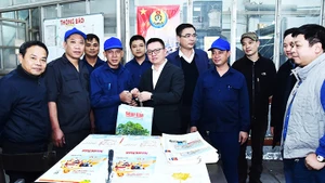Lãnh đạo Báo Nhân Dân tặng quà người lao động trước thềm xuân 2023. 