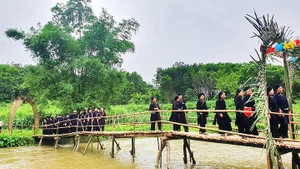 Người Xuân Dương đi qua dòng Bắc Sen để đến chợ tình hát Sli. Ảnh: CÔNG LUẬN