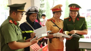 Cán bộ, chiến sĩ Công an thành phố Hà Nội tham quan triển lãm các cuốn sách của Tổng Bí thư Tô Lâm.
