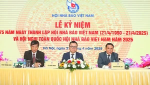 Các đồng chí chủ trì hội nghị. (Ảnh: Nhà báo và Công luận)