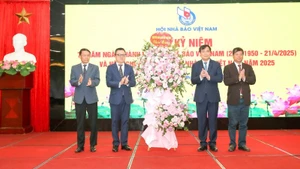 Lãnh đạo Ban Tuyên giáo và Dân vận Trung ương tặng lẵng hoa chúc mừng 75 năm thành lập Hội Nhà báo Việt Nam.