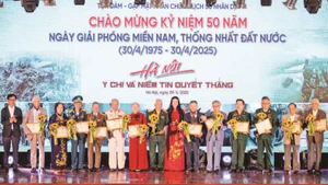 Giám đốc Sở Văn hóa và Thể thao thành phố Hà Nội Bạch Liên Hương cùng Giám đốc Bảo tàng Hà Nội Nguyễn Tiến Đà trao giấy chứng nhận và tặng hoa cho các nhân chứng lịch sử.