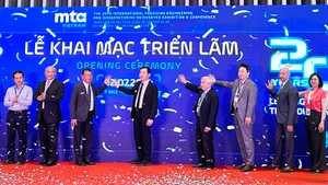 Đại diện Ban tổ chức và đại biểu thực hiện nghi thức khai mạc triển lãm.