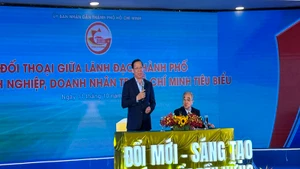 Chủ tịch Ủy ban nhân dân Thành phố Hồ Chí Minh Phan Văn Mãi (người đứng) và Chủ tịch HUBA Nguyễn Ngọc Hòa đối thoại với doanh nghiệp, doanh nhân tại buổi lễ.