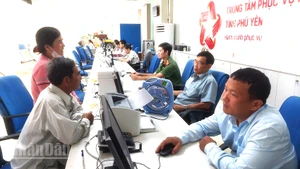 Cán bộ bộ phận một cửa Ủy ban nhân dân tỉnh Phú Yên. (Ảnh: PHƯƠNG NAM).