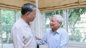 Chủ tịch nước Tô Lâm thăm, chúc mừng Nhà báo Hà Đăng, nguyên Ủy viên Trung ương Đảng, nguyên Trưởng Ban Tư tưởng Văn hóa Trung ương, nguyên Tổng Biên tập Báo Nhân Dân. (Ảnh: TTXVN)