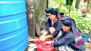 Người dânxã Cao Sơn, huyện Đà Bắc sử dụng téc nước được cấp cho sinh hoạt.