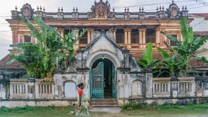 Một dinh thự bị bỏ hoang nhiều năm. Ảnh: SNEHA THOMAS