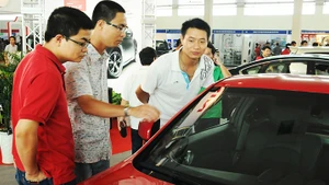 Người tiêu dùng cần cẩn trọng khi giao dịch mua bán xe. Ảnh: BẮC SƠN