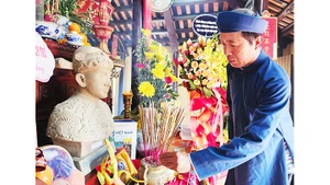 Dâng hương bên trong nhà thờ Đặng Huy Trứ ở Hương Trà, TP Huế.