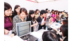 Người dân kê khai nộp thuế thu nhập cá nhân tại Chi cục thuế khu vực I. Ảnh: SONG ANH