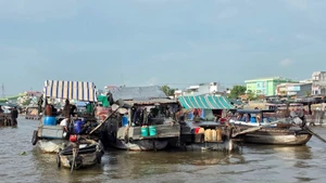 Dựa vào nhau để cùng “nổi”.