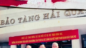 Thuyền trưởng Nguyễn Xuân Thơm (bên trái) và Thuyền trưởng Nguyễn Văn Đức (bên phải) cùng Thuyền trưởng tàu 675 Phạm Duy Tam chụp ảnh lưu niệm trong lần thăm Bảo tàng Hải quân.