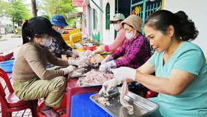 Cơ sở sản xuất chả cá của bà Hưng (ngoài cùng, bên phải) tạo ra công ăn việc làm cho nhiều chị em phụ nữ trong thôn.