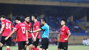 Công tác trọng tài tại V.League vẫn còn gây nhiều tranh cãi. Ảnh: LÊ MINH