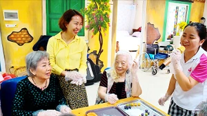 Chăm sóc người cao tuổi ở Trung tâm dưỡng lão Diên Hồng (Hà Nội).
