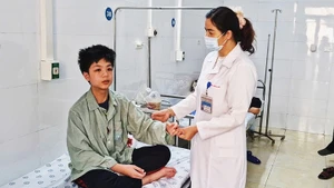 Điều trị trẻ mắc sởi tại Bệnh viện Đa khoa Hà Đông (Hà Nội).
