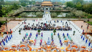 Khung cảnh trang trọng, uy nghi của màn sân khấu hóa tái hiện lễ thiết triều ở sân trước điện Thái Hòa.
